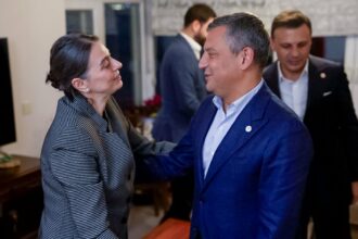 Özgür Özel’den Sinem Dedetaş’a Ziyaret: “Sinem Başkan’ı Üsküdar Sokaklarında Görmemiz Lazım!”