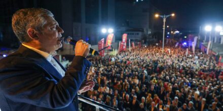 Özgür Özel’den Halk TV Önünde Basın Özgürlüğü Çağrısı: “Gün, Ayrı Düşme Günü Değildir!”