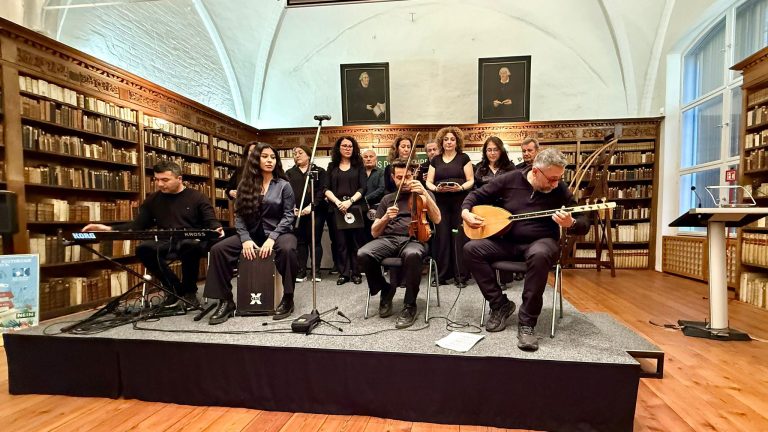 Lübeck’te Irkçılığa Karşı Notlar Yükseliyor: “İnsan Onuru Dokunulmazdır!”