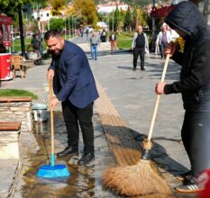Muğla’da DEM Parti’nin Öcalan Açıklaması Sonrası Meydanın Sirkeli Suyla Yıkanması Tartışma Yarattı